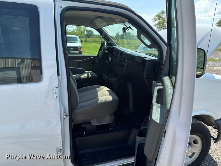 image for item DO0956 2016 Chevrolet Express G2500 van