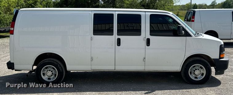 image for item DO0957 2017 Chevrolet Express 3500 van
