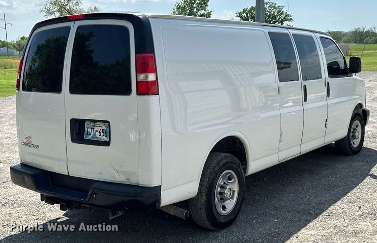 image for item DO0957 2017 Chevrolet Express 3500 van