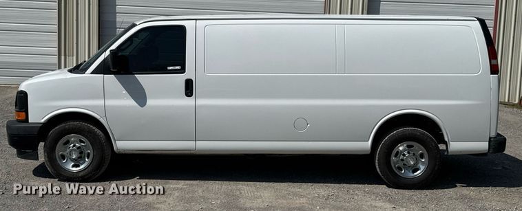 image for item DO0957 2017 Chevrolet Express 3500 van