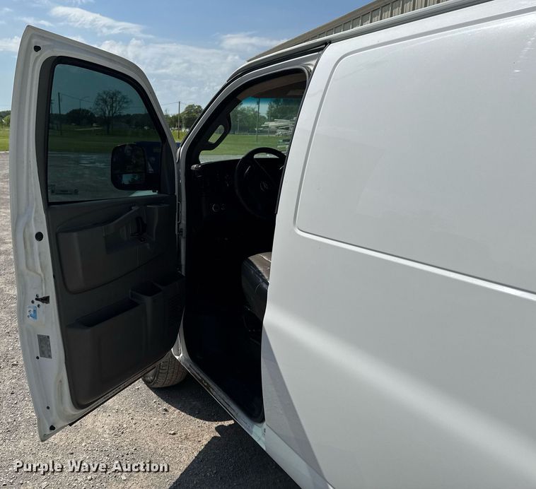 image for item DO0957 2017 Chevrolet Express 3500 van