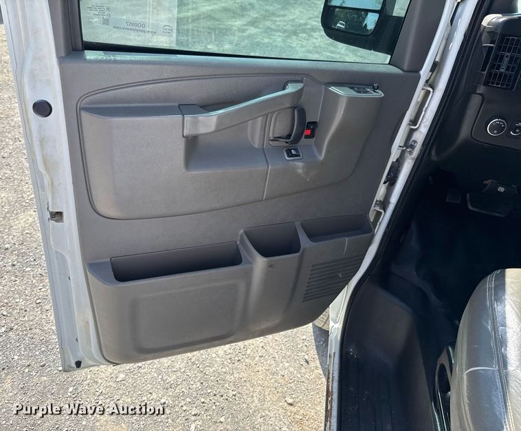 image for item DO0957 2017 Chevrolet Express 3500 van