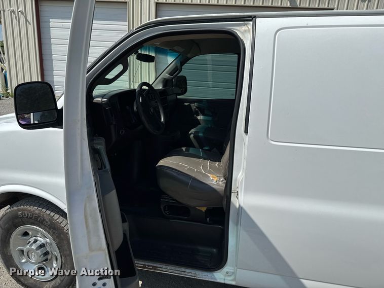 image for item DO0957 2017 Chevrolet Express 3500 van