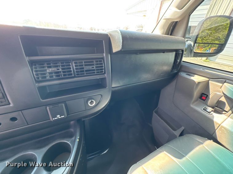 image for item DO0957 2017 Chevrolet Express 3500 van