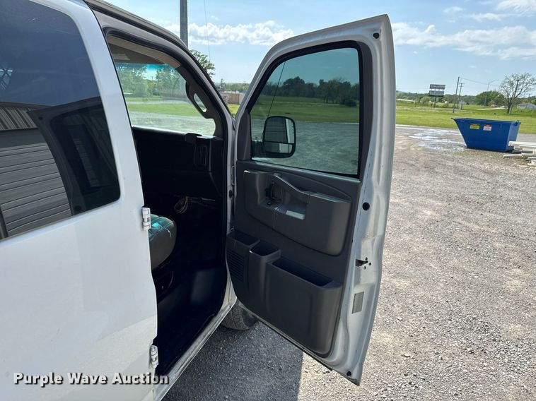 image for item DO0957 2017 Chevrolet Express 3500 van