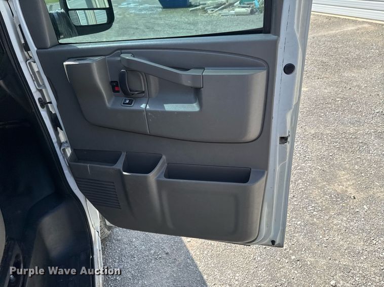 image for item DO0957 2017 Chevrolet Express 3500 van