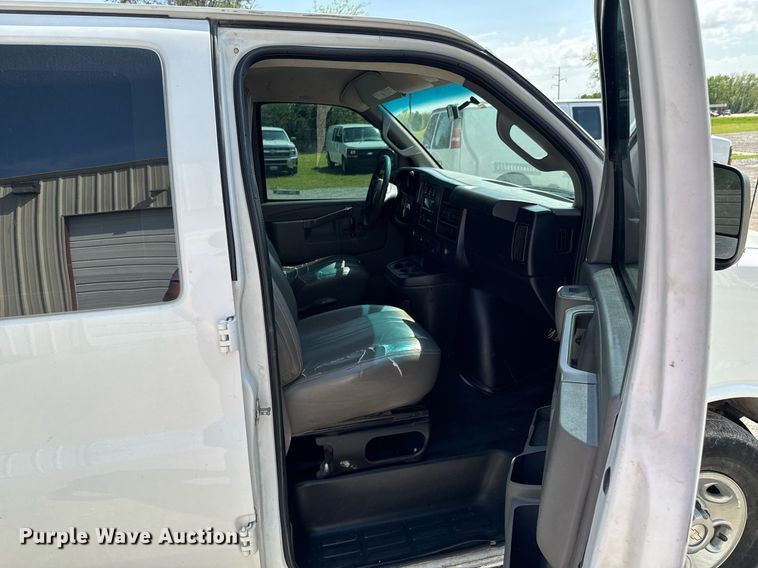 image for item DO0957 2017 Chevrolet Express 3500 van