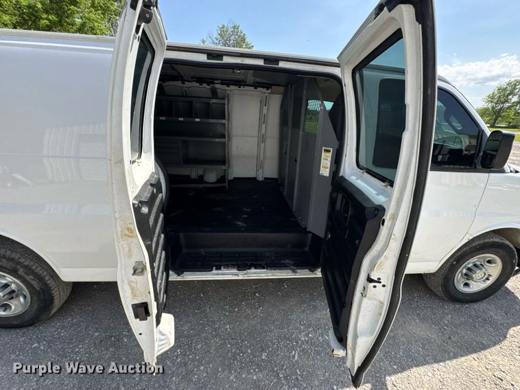 image for item DO0957 2017 Chevrolet Express 3500 van