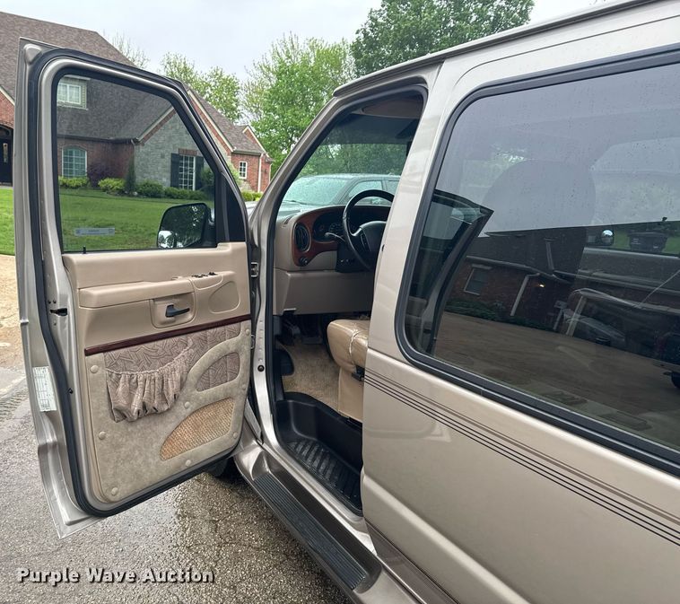 image for item DO0984 2002 Ford E150 van