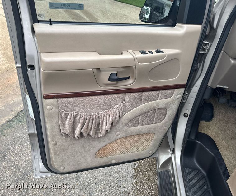 image for item DO0984 2002 Ford E150 van