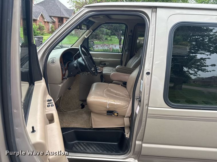 image for item DO0984 2002 Ford E150 van
