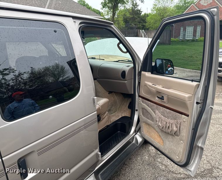image for item DO0984 2002 Ford E150 van