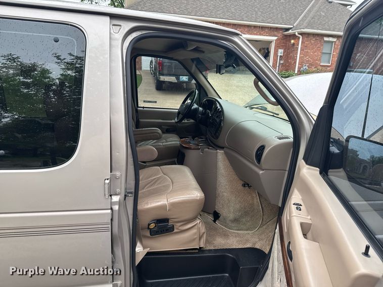 image for item DO0984 2002 Ford E150 van