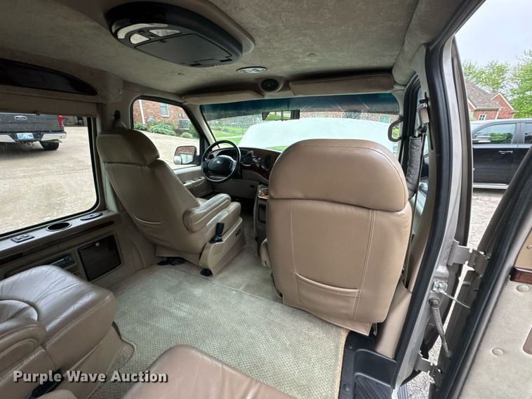 image for item DO0984 2002 Ford E150 van