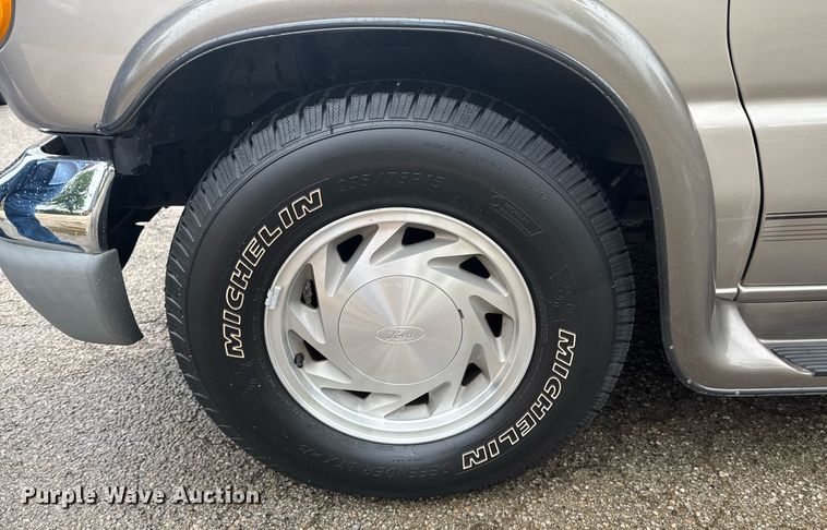 image for item DO0984 2002 Ford E150 van