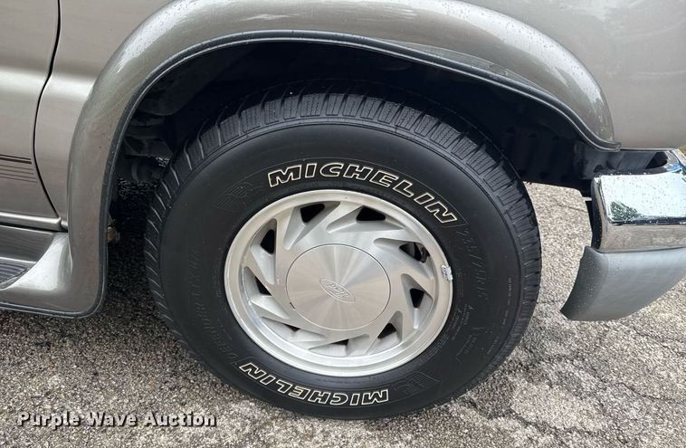 image for item DO0984 2002 Ford E150 van