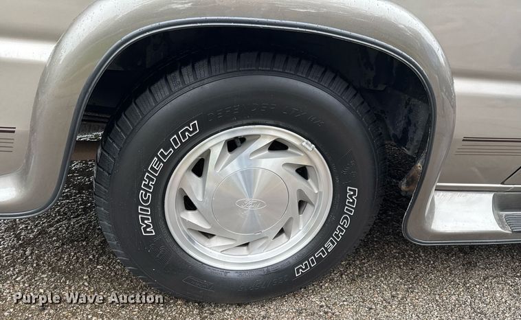 image for item DO0984 2002 Ford E150 van