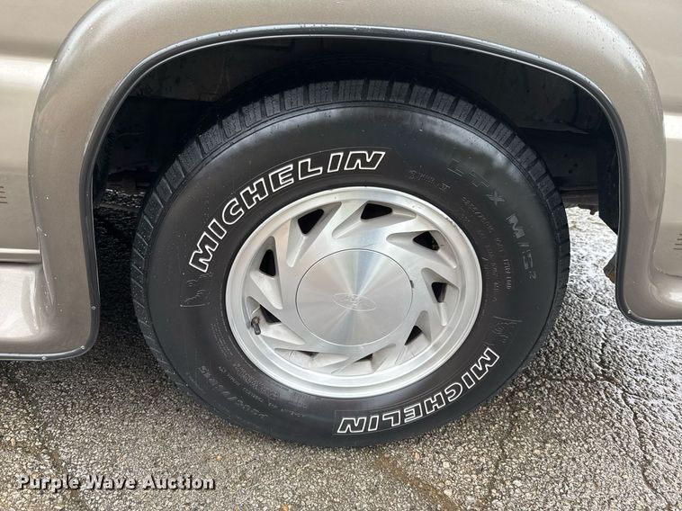 image for item DO0984 2002 Ford E150 van