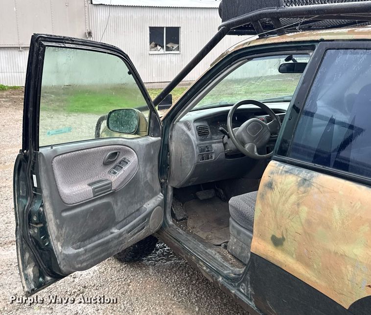 image for item DO0986 2001 Suzuki Grand Vitara SUV