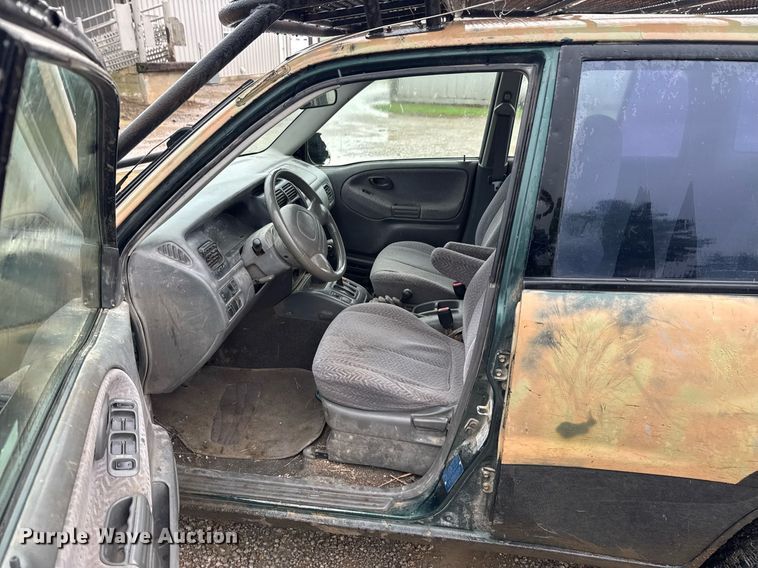 image for item DO0986 2001 Suzuki Grand Vitara SUV