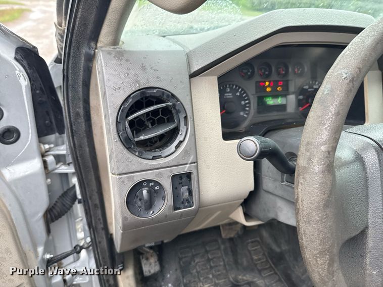 image for item DO0987 2008 Ford F350 Super Duty XL bale bed pickup truck