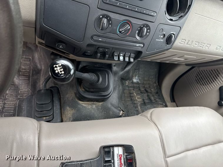 image for item DO0987 2008 Ford F350 Super Duty XL bale bed pickup truck