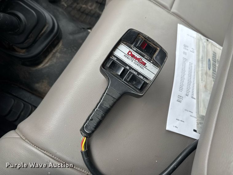 image for item DO0987 2008 Ford F350 Super Duty XL bale bed pickup truck