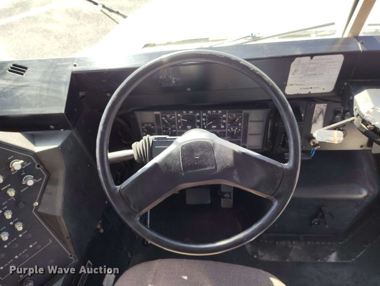 image for item DP4922 1999 International 3800 school bus