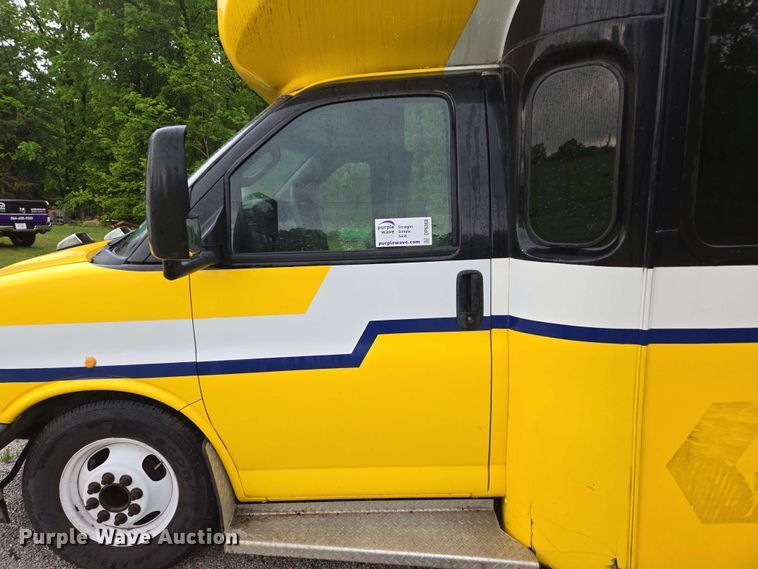 image for item DP6368 2017 Chevrolet Express G4500 shuttle bus