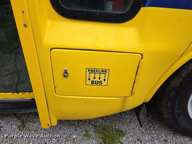 image for item DP6368 2017 Chevrolet Express G4500 shuttle bus