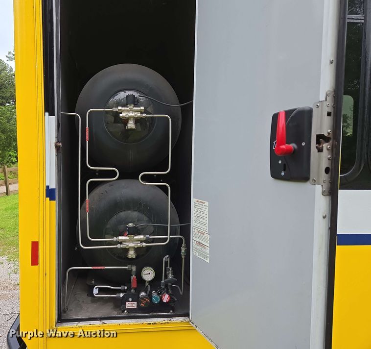 image for item DP6368 2017 Chevrolet Express G4500 shuttle bus