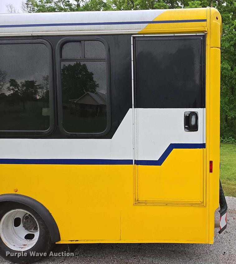 image for item DP6368 2017 Chevrolet Express G4500 shuttle bus