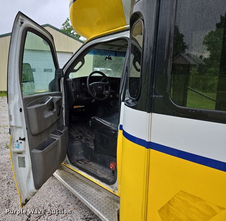 image for item DP6368 2017 Chevrolet Express G4500 shuttle bus