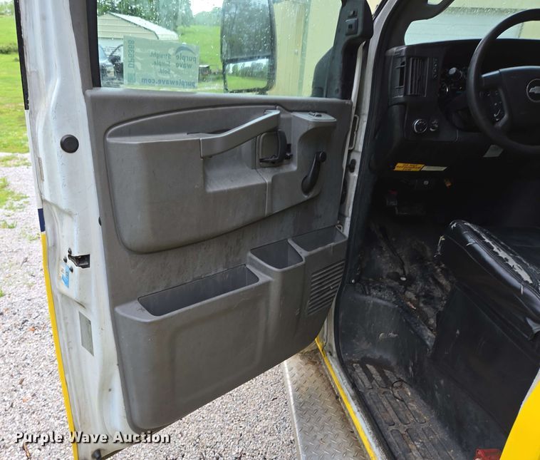 image for item DP6368 2017 Chevrolet Express G4500 shuttle bus