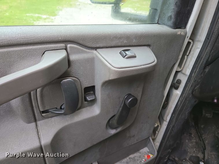 image for item DP6368 2017 Chevrolet Express G4500 shuttle bus