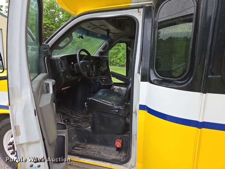 image for item DP6368 2017 Chevrolet Express G4500 shuttle bus