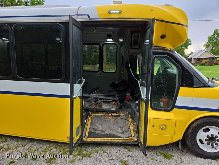 image for item DP6368 2017 Chevrolet Express G4500 shuttle bus