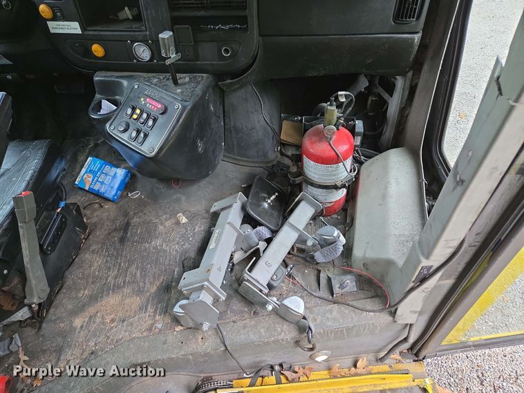 image for item DP6368 2017 Chevrolet Express G4500 shuttle bus