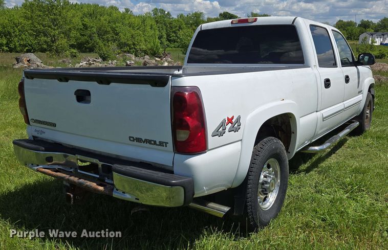 image for item DP6379 2003 Chevrolet Silverado 1500HD Crew Cab pickup truck