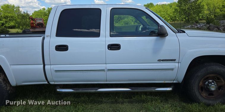 image for item DP6379 2003 Chevrolet Silverado 1500HD Crew Cab pickup truck