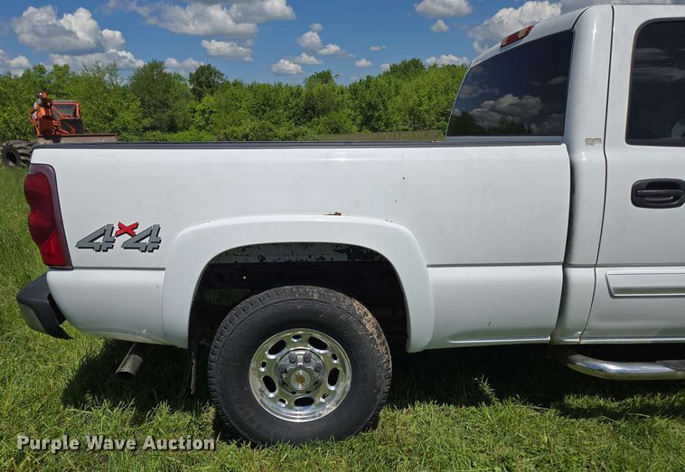 image for item DP6379 2003 Chevrolet Silverado 1500HD Crew Cab pickup truck