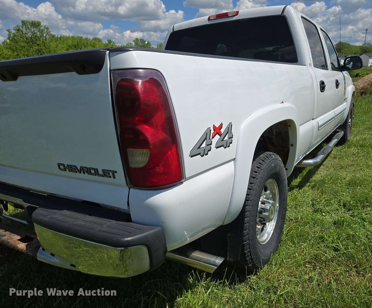image for item DP6379 2003 Chevrolet Silverado 1500HD Crew Cab pickup truck
