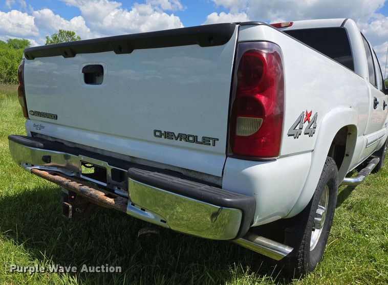 image for item DP6379 2003 Chevrolet Silverado 1500HD Crew Cab pickup truck