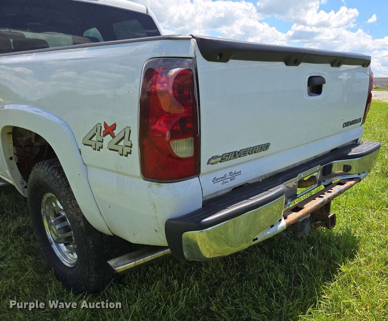 image for item DP6379 2003 Chevrolet Silverado 1500HD Crew Cab pickup truck