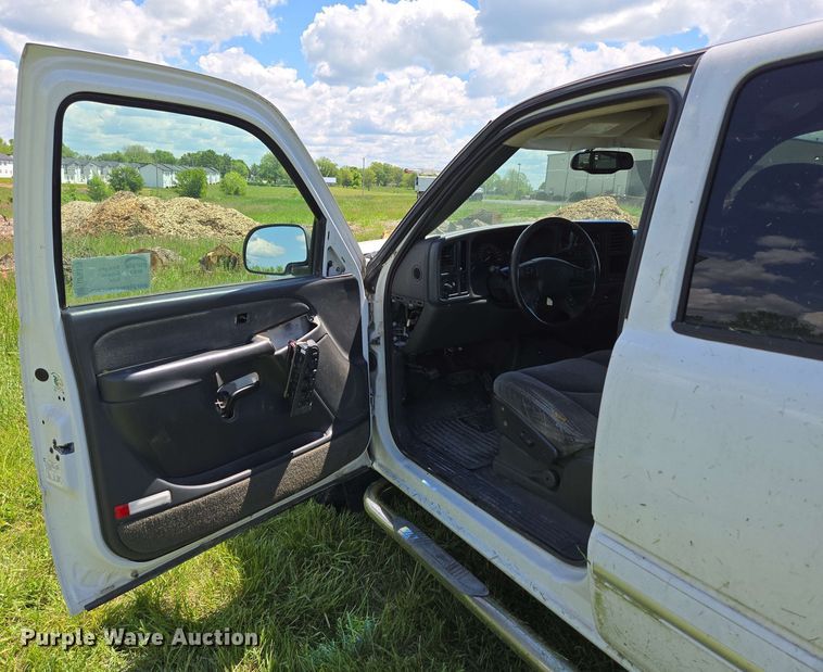 image for item DP6379 2003 Chevrolet Silverado 1500HD Crew Cab pickup truck