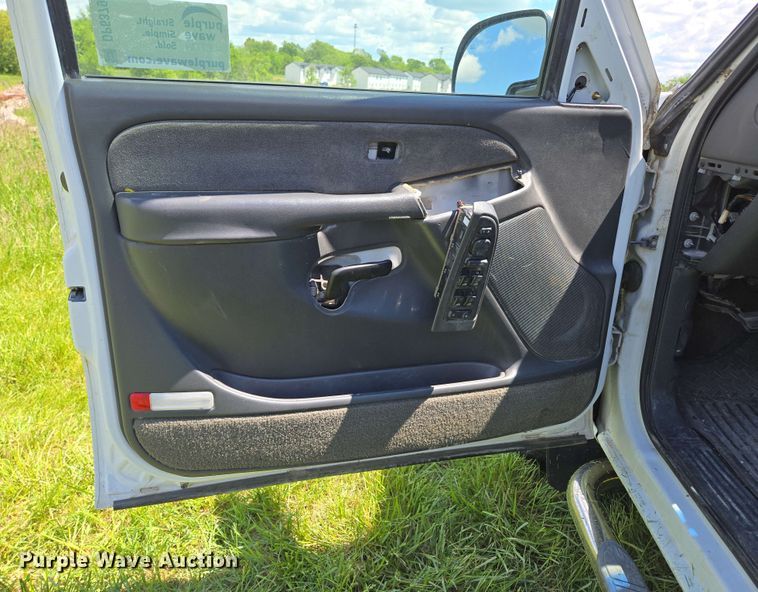 image for item DP6379 2003 Chevrolet Silverado 1500HD Crew Cab pickup truck