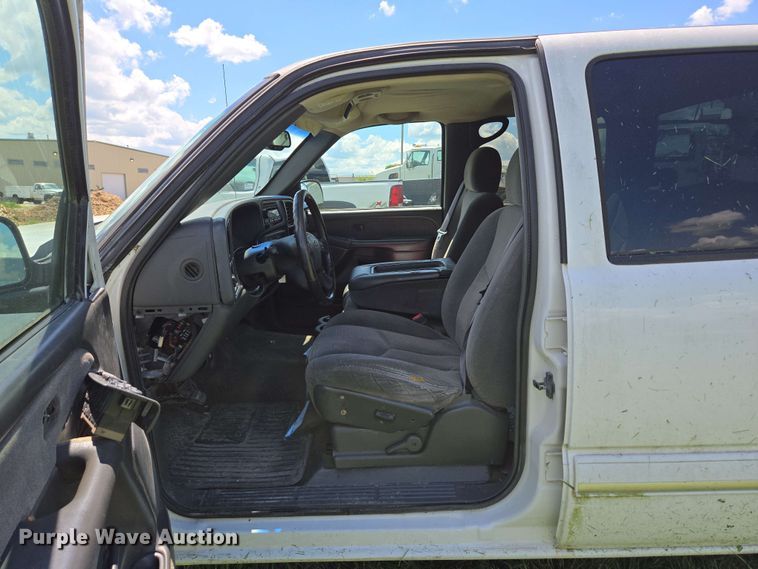 image for item DP6379 2003 Chevrolet Silverado 1500HD Crew Cab pickup truck