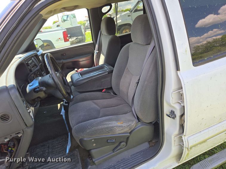 image for item DP6379 2003 Chevrolet Silverado 1500HD Crew Cab pickup truck