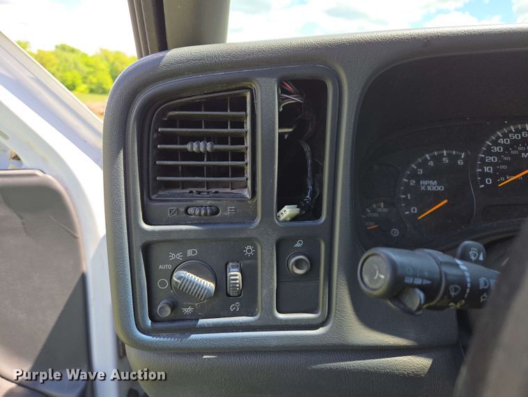 image for item DP6379 2003 Chevrolet Silverado 1500HD Crew Cab pickup truck