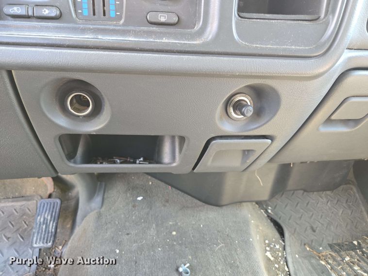 image for item DP6379 2003 Chevrolet Silverado 1500HD Crew Cab pickup truck